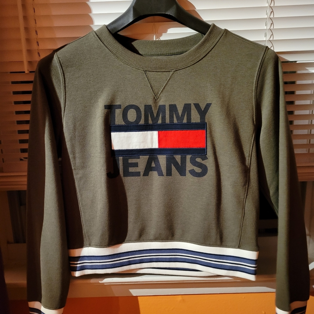 Tommy Jeans Embroidered Flag Logo Cropped Sweatshirt.New